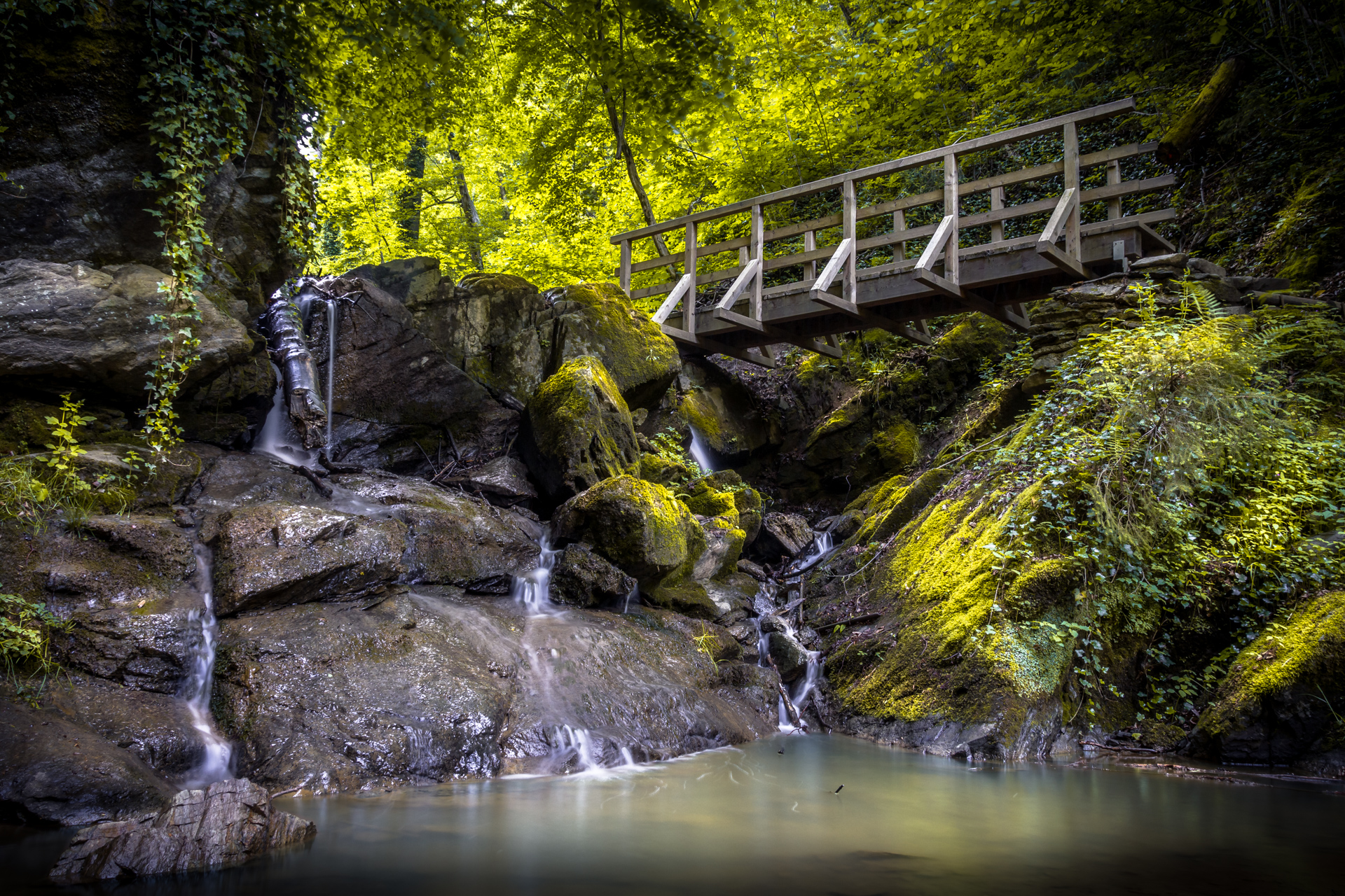 Rettenbachklamm ### Marketingtext für die Region Steiermark: Entdecken Sie die Vielfalt und Einzigartigkeit der Steiermark – von abenteuerlichen Erlebnissen bis hin zu versteckten Schätzen abseits der ausgetretenen Pfade. Hier sind 60 unvergessliche Aktivitäten, die Ihnen die Schönheit und Kultur dieser Region näherbringen werden. --- **1. Am Dachstein über die höchstgelegene Hängebrücke Österreichs spazieren:** Erleben Sie Nervenkitzel pur auf der höchsten Hängebrücke Österreichs am Dachstein. Diese atemberaubende Konstruktion bietet einen unvergesslichen Ausblick auf das umliegende Bergpanorama und die tiefen Schluchten darunter. Ein Muss für alle Abenteurer und Fotografen! **2. Im Stubenbergsee schwimmen:** Tauchen Sie ein in das klare Wasser des Stubenbergsees, einem der wärmsten Badeseen der Steiermark. Genießen Sie entspannte Stunden am Ufer, während die Kinder sich im Wasser austoben. Der perfekte Ort für eine sommerliche Auszeit in der Natur. **3. Sich an der südsteirischen Weinstraße von Buschenschank zu Buschenschank durchprobieren:** Entdecken Sie die südsteirische Weinstraße, wo Sie sich von einem Buschenschank zum nächsten durchkosten können. Hier erwarten Sie ausgezeichnete Weine, regionale Köstlichkeiten und herzliche Gastfreundschaft – der Inbegriff steirischer Lebensfreude. **4. Um den Grünen See spazieren:** Der Grüne See ist ein Naturphänomen, das durch seine smaragdgrüne Farbe und kristallklares Wasser besticht. Spazieren Sie entlang der Uferwege und lassen Sie sich von der atemberaubenden Naturkulisse verzaubern, die besonders im Frühjahr und Herbst ihren vollen Zauber entfaltet. **5. In der Zotter Manufaktur so viel Schokolade verkosten, bis einem der Bauch weh tut:** Schokoladenliebhaber aufgepasst! In der Zotter Schokoladenmanufaktur können Sie nach Herzenslust naschen. Probieren Sie sich durch das umfangreiche Sortiment an Kreationen und erleben Sie hautnah, wie die süßen Köstlichkeiten hergestellt werden. **6. Sich eine genüssliche Auszeit in der Therme gönnen:** Gönnen Sie sich eine wohltuende Auszeit in einer der vielen Thermen der Steiermark. Ob Entspannung im warmen Thermalwasser, eine vitalisierende Massage oder ein Tag in der Sauna – hier findet jeder die perfekte Erholung. **7. Einen Adventmarkt besuchen:** Die Steiermark ist berühmt für ihre stimmungsvollen Adventmärkte. Schlendern Sie durch die festlich geschmückten Stände, genießen Sie Punsch und gebrannte Mandeln und lassen Sie sich von der weihnachtlichen Atmosphäre verzaubern. **8. Am Red Bull Ring bei einem Rennen mitfiebern:** Spüren Sie den Nervenkitzel der Geschwindigkeit bei einem Besuch des Red Bull Rings in Spielberg. Egal, ob Formel 1, MotoGP oder andere Motorsport-Events – hier sind Spannung und Adrenalin garantiert! **9. Wie Oprah Winfrey die Stiftsbibliothek Admont bestaunen:** Die Stiftsbibliothek Admont ist eine der beeindruckendsten Klosterbibliotheken der Welt. Lassen Sie sich von der barocken Pracht überwältigen, die schon Oprah Winfrey faszinierte, und tauchen Sie ein in die Welt des Wissens und der Kunst. **10. Beim Aufsteirern Dirndl und Lederhose ausführen:** Feiern Sie die steirische Kultur beim jährlichen Aufsteirern in Graz. Ziehen Sie Ihr schönstes Dirndl oder Ihre Lederhose an und tanzen Sie zu traditioneller Volksmusik, während Sie regionale Spezialitäten genießen. **11. Die Lipizzaner in Piber besuchen:** Erleben Sie die majestätischen Lipizzaner-Pferde in ihrem Ursprungsort Piber. Hier können Sie die stolzen Tiere hautnah erleben und mehr über ihre Geschichte und Ausbildung erfahren. **12. Durch die Grazer Altstadt bummeln und den Schloßberg besteigen (natürlich über die Stiegen!):** Die Grazer Altstadt verzaubert mit ihrem historischen Charme und den vielen kleinen Boutiquen, Cafés und Sehenswürdigkeiten. Steigen Sie die Stufen zum Schloßberg hinauf und genießen Sie den Ausblick über die Dächer der Stadt. **13. Auf der Schlossbergrutsche wieder hinunterrutschen:** Nach dem Aufstieg auf den Schloßberg geht es rasant zurück ins Tal – und zwar mit der Schlossbergrutsche, einer der längsten Indoor-Rutschen Europas. Ein Spaß für Groß und Klein! **14. Eine Weitwanderung starten - zum Beispiel die Wanderroute "Vom Gletscher zum Wein":** Erleben Sie die Vielfalt der steirischen Landschaft auf einer Weitwanderung. Die Route "Vom Gletscher zum Wein" führt Sie von den Hochgebirgsregionen bis in die malerischen Weinberge und zeigt Ihnen die Steiermark von ihrer schönsten Seite. **15. Mit dem Rad den Murradweg entlangdüsen:** Der Murradweg bietet Radfahrern eine perfekte Mischung aus Natur, Kultur und Genuss. Folgen Sie dem Fluss Mur durch idyllische Landschaften, charmante Städte und genießen Sie die kulinarischen Köstlichkeiten entlang der Strecke. **16. Einen steirischen Naturpark erkunden:** Die Naturparks der Steiermark sind wahre Schätze der Biodiversität. Erkunden Sie die unberührte Natur, wandern Sie durch Wälder und Wiesen, und entdecken Sie seltene Pflanzen und Tiere. **17. Alles mit Kernöl essen: Salat, Eierspeis, Vanilleeis...** Kernöl ist das flüssige Gold der Steiermark und verleiht vielen Gerichten das gewisse Etwas. Ob im Salat, auf der Eierspeise oder sogar auf Vanilleeis – probieren Sie die vielseitigen Einsatzmöglichkeiten dieses steirischen Spezialität! **18. Die Greifvogelschau auf der Riegersburg erleben:** Auf der Riegersburg erwartet Sie eine beeindruckende Greifvogelschau. Erleben Sie Adler, Falken und andere majestätische Vögel aus nächster Nähe und erfahren Sie mehr über ihre Lebensweise und Jagdtechniken. **19. Steirisches Bier dort trinken, wo es herkommt: aus Schladming, Murau, Göss oder Puntigam:** Lassen Sie sich ein kühles, frisch gezapftes Bier aus einer der vielen steirischen Brauereien schmecken. Besuchen Sie die Orte, an denen die traditionellen Biere gebraut werden, und genießen Sie den echten Geschmack der Steiermark. **20. Sternderl schauen im Gesäuse:** Das Gesäuse, ein Nationalpark im Norden der Steiermark, ist ein Paradies für Sternengucker. Dank der geringen Lichtverschmutzung können Sie hier den Sternenhimmel in seiner ganzen Pracht bewundern – ein unvergessliches Naturerlebnis. **21. Im Freilichtmuseum Stübing in die Vergangenheit eintauchen:** Im Freilichtmuseum Stübing können Sie in die Geschichte der Steiermark eintauchen. Über 100 historische Gebäude erzählen die Geschichte der ländlichen Architektur und Lebensweise der vergangenen Jahrhunderte. **22. Almenland Käse aus dem Stollen kosten:** Im Almenland können Sie eine ganz besondere Käsespezialität probieren: den Almenland Stollenkäse. Dieser reift in einem alten Silberstollen und erhält dadurch sein einzigartiges Aroma. Ein Genuss für Käseliebhaber! **23. Eine Skitour machen:** Die Steiermark ist ein Paradies für Skitourengeher. Ob Anfänger oder Fortgeschrittener – hier finden Sie die perfekte Tour für Ihr Können. Genießen Sie die Ruhe der winterlichen Bergwelt und den Ausblick auf die verschneiten Gipfel. **24. Beim Nightrace in Schladming mitfiebern:** Das Nightrace in Schladming ist eines der spannendsten Ski-Events des Jahres. Fiebern Sie bei Flutlicht mit den besten Slalomfahrern der Welt mit und erleben Sie die einzigartige Atmosphäre dieses Rennens. **25. Langlaufen ausprobieren:** Entdecken Sie die Schönheit der winterlichen Landschaft auf Langlaufskiern. Die Steiermark bietet eine Vielzahl an bestens präparierten Loipen, die sowohl für Anfänger als auch für Fortgeschrittene geeignet sind. **26. Im Sommer rodeln:** Auch im Sommer müssen Sie auf den Rodelspaß nicht verzichten. Auf den Sommerrodelbahnen der Steiermark geht es rasant den Berg hinunter – ein Vergnügen für die ganze Familie! **27. Im Winter rodeln:** Im Winter bietet die Steiermark zahlreiche Möglichkeiten zum Rodeln. Ob auf präparierten Bahnen oder auf Naturrodelstrecken – das Vergnügen ist garantiert. **28. Auf den Spuren von Schriftsteller Peter Rosegger wandeln:** Folgen Sie den Spuren des berühmten steirischen Schriftstellers Peter Rosegger. Besuchen Sie sein Geburtshaus und das Rosegger-Museum in Krieglach und lernen Sie mehr über sein Leben und Werk. **29. Mit dem Hauly am Erzberg fahren und Spre:** Erleben Sie eine außergewöhnliche Fahrt mit dem Hauly am Erzberg, einem riesigen Muldenkipper, der normalerweise im Erzbergbau eingesetzt wird. Entdecken Sie dabei die beeindruckende Landschaft und erfahren Sie mehr über den Erzabbau. **30. Die steirische Apfelblüte im Frühling bestaunen:** Im Frühling verwandeln die blühenden Apfelbäume die Steiermark in ein duftendes Blütenmeer. Besuchen Sie die Obstgärten und genießen Sie die Farbenpracht und den süßen Duft der Apfelblüte. **31. Im Herbst wiederkommen und sämtliche Apfelsorten durchprobieren:** Im Herbst können Sie in der Steiermark eine Vielzahl an Apfelsorten verkosten. Besuchen Sie die regionalen Märkte und Obstbauern, und genießen Sie die saftigen Früchte direkt vom Baum. **32. Bei einer Trüffelwanderung mitmachen:** Begleiten Sie einen Trüffelsucher und seinen Hund auf einer spannenden Trüffelwanderung. Erfahren Sie mehr über die Suche nach den kostbaren Knollen und probieren Sie die frisch gefundenen Trüffel direkt vor Ort. **33. In einem Baumhaus übernachten:** Erleben Sie eine unvergessliche Nacht in den Baumwipfeln. In der Steiermark gibt es mehrere außergewöhnliche Unterkünfte, die es Ihnen ermöglichen, mitten in der Natur in einem Baumhaus zu übernachten. **34. Die Weltmaschine in Edelsbach besuchen:** Die Weltmaschine in Edelsbach ist ein einzigartiges Kunstwerk, das aus unzähligen Einzelteilen besteht und vom steirischen Bauern Franz Gsellmann erschaffen wurde. Lassen Sie sich von der Komplexität und Kreativität dieser Maschine beeindrucken. **35. Tierbabys in Herberstein besuchen:** Der Tierpark Herberstein ist nicht nur für seine Vielfalt an Tierarten bekannt, sondern auch für die vielen niedlichen Tierbabys. Besuchen Sie den Park und erleben Sie die jungen Tiere hautnah. **36. Noch mehr Tierbabys in Mautern besuchen:** Auch im Wildpark Mautern warten viele Tierbabys darauf, entdeckt zu werden. Lassen Sie sich von den kleinen, flauschigen Bewohnern des Parks verzaubern und erfahren Sie mehr über die Aufzucht und Pflege der Tiere. **37. Mit der dampfenden Murtalbahn fahren:** Steigen Sie ein in die nostalgische Murtalbahn und genießen Sie eine gemütliche Fahrt durch die malerische Landschaft der Steiermark. Die dampfende Lokomotive und die historischen Waggons machen diese Reise zu einem besonderen Erlebnis. **38. Die Herzerlstraße ausfindig machen und feststellen, dass die gar nicht in der Steiermark ist… 😔:** Obwohl die berühmte Herzerlstraße oft mit der Steiermark in Verbindung gebracht wird, liegt sie eigentlich in Kärnten. Dennoch lohnt sich eine Suche nach ähnlichen romantischen Straßen und Plätzen in der Steiermark, die ebenfalls viel Herz haben! **39. Nach Mariazell pilgern:** Der Wallfahrtsort Mariazell ist das spirituelle Zentrum der Steiermark und ein bedeutender Pilgerort. Besuchen Sie die Basilika und erleben Sie die besondere Atmosphäre dieses Ortes, der seit Jahrhunderten Gläubige aus aller Welt anzieht. **40. Die Heimat von Arnold Schwarzenegger in Thal kennenlernen:** Entdecken Sie das Geburtshaus von Arnold Schwarzenegger in Thal bei Graz. Das Museum gibt spannende Einblicke in das Leben des weltberühmten Schauspielers und Politikers und zeigt seine Wurzeln in der Steiermark. **41. Das Narzissenfest besuchen:** Im Ausseerland findet jedes Jahr das farbenfrohe Narzissenfest statt. Bestaunen Sie die kunstvoll gestalteten Narzissenfiguren, die in einem großen Umzug präsentiert werden, und genießen Sie die fröhliche Stimmung dieses Frühlingsfestes. **42. Schloss Eggenberg besuchen und ein Picknick im Schlossgarten machen:** Schloss Eggenberg in Graz ist ein barockes Juwel und gehört zum UNESCO-Weltkulturerbe. Nach der Besichtigung der prachtvollen Räumlichkeiten lädt der weitläufige Schlossgarten zu einem entspannten Picknick ein. **43. Einen Schilcher auf der Schilcher Weinstraße trinken:** Der Schilcher, ein kräftiger Roséwein, ist eine Spezialität der Weststeiermark. Entlang der Schilcher Weinstraße können Sie diesen besonderen Wein direkt bei den Winzern verkosten und mehr über seine Herstellung erfahren. **44. Das Friedenskircherl am Stoderzinken besuchen:** Das Friedenskircherl am Stoderzinken ist eine kleine Kapelle auf einem Berggipfel, die durch ihre Lage und den Ausblick beeindruckt. Ein Besuch dieses besinnlichen Ortes ist eine wunderbare Möglichkeit, zur Ruhe zu kommen und die Natur zu genießen. **45. Den Styrian Iron Trail erwandern:** Der Styrian Iron Trail führt durch die beeindruckende Bergwelt der Steiermark und bietet Wanderern die Möglichkeit, die Vielfalt der Region zu entdecken. Von saftigen Almen bis hin zu steilen Gipfeln – diese Wanderung zeigt die Steiermark von ihrer wildromantischen Seite. **46. Ein Schloss auf der steirischen Schlösserstraße besichtigen:** Die steirische Schlösserstraße verbindet zahlreiche prächtige Schlösser, die einen Einblick in die Geschichte und Kultur der Region geben. Besuchen Sie eines dieser eindrucksvollen Bauwerke und lassen Sie sich in vergangene Zeiten entführen. **47. Schneeschuhwandern im Murtal ausprobieren:** Erleben Sie die winterliche Landschaft der Steiermark beim Schneeschuhwandern. Das Murtal bietet ideale Bedingungen für diese Sportart, bei der Sie die Ruhe der Natur genießen und gleichzeitig aktiv sein können. **48. Sein Geschick im Motorikpark Gamlitz beweisen - dem größten in Europa:** Der Motorikpark in Gamlitz ist der größte seiner Art in Europa und bietet zahlreiche Stationen, an denen Sie Ihre Geschicklichkeit testen können. Ob Balance, Kraft oder Ausdauer – hier ist für jeden etwas dabei! **49. Skifahren und den Winter von seiner schönsten Seite genießen:** Die Steiermark ist ein Paradies für Skifahrer. Zahlreiche Skigebiete bieten Pisten für alle Könnensstufen, und die verschneite Winterlandschaft sorgt für unvergessliche Urlaubsmomente. --- **50. Straden im Vulkanland erkunden:** Straden im Vulkanland ist ein malerischer Ort mit einem besonderen Charme. Erkunden Sie die sanften Hügel, wandern Sie durch die Weinberge und genießen Sie die Ruhe, abseits der großen Touristenströme. **51. Von der Hochstraden-Aussichtsplattform die Aussicht genießen:** Die Hochstraden-Aussichtsplattform bietet einen grandiosen Blick über das Vulkanland. Hier können Sie die Weite der Landschaft in sich aufnehmen und sich von der Schönheit der Natur inspirieren lassen. **52. Schloss Poppendorf besichtigen:** Das romantische Schloss Poppendorf im Vulkanland ist ein verstecktes Juwel. Erkunden Sie das historische Gebäude und den umliegenden Park, und lassen Sie sich in eine vergangene Epoche entführen. **53. Das Wasserschloss Hainfeld besuchen:** Das Wasserschloss Hainfeld, ein bezauberndes Renaissancebauwerk, ist ein weiterer Geheimtipp. Bewundern Sie die kunstvolle Architektur und die idyllische Lage des Schlosses, umgeben von einem schönen Schlosspark. **54. Das Brückenbaumuseum in Edelsbach entdecken:** Das Brückenbaumuseum in Edelsbach bietet eine faszinierende Sammlung von Miniaturbrücken und zeigt die Entwicklung des Brückenbaus. Es ist ein einzigartiges Museum, das Ingenieure, Architekten und Geschichtsinteressierte gleichermaßen begeistern wird. **55. Die Festungsanlage Tabor in Feldbach erkunden:** Die Tabor-Festung in Feldbach ist eine beeindruckende Wehranlage, die Ihnen einen Einblick in die historische Verteidigungsarchitektur gibt. Spazieren Sie durch die alten Mauern und erfahren Sie mehr über die Geschichte der Region. **56. Die Altstadt von Bad Radkersburg besuchen:** Bad Radkersburg ist bekannt für seine gut erhaltene Altstadt, die zum Flanieren und Entdecken einlädt. Schlendern Sie durch die engen Gassen, bewundern Sie die Architektur und genießen Sie ein Glas Wein in einem der vielen charmanten Lokale. **57. Die steirische Apfelblüte im Frühling bestaunen:** Im Frühling verwandeln die blühenden Apfelbäume die Steiermark in ein duftendes Blütenmeer. Besuchen Sie die Obstgärten und genießen Sie die Farbenpracht und den süßen Duft der Apfelblüte. **58. Im Herbst wiederkommen und sämtliche Apfelsorten durchprobieren:** Im Herbst können Sie in der Steiermark eine Vielzahl an Apfelsorten verkosten. Besuchen Sie die regionalen Märkte und Obstbauern, und genießen Sie die saftigen Früchte direkt vom Baum. **59. Beim Aufsteirern Dirndl und Lederhose ausführen:** Feiern Sie die steirische Kultur beim jährlichen Aufsteirern in Graz. Ziehen Sie Ihr schönstes Dirndl oder Ihre Lederhose an und tanzen Sie zu traditioneller Volksmusik, während Sie regionale Spezialitäten genießen. **60. Mit der dampfenden Murtalbahn fahren:** Steigen Sie ein in die nostalgische Murtalbahn und genießen Sie eine gemütliche Fahrt durch die malerische Landschaft der Steiermark. Die dampfende Lokomotive und die historischen Waggons machen diese Reise zu einem besonderen Erlebnis. --- Mit diesen Erlebnissen zeigt sich die Steiermark in ihrer ganzen Pracht – von den bekannten Highlights bis hin zu den verborgenen Schätzen, die abseits der ausgetretenen Touristenpfade entdeckt werden wollen. Ob Abenteuer, Kultur, Kulinarik oder Entspannung – in der Steiermark findet jeder seinen persönlichen Lieblingsort. Planen Sie jetzt Ihre Reise und erleben Sie die Vielfalt dieser wunderschönen Region.